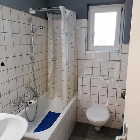 Mit Zwei Einzelbetten- Zwei Schlafzimmer -monteurswohnung - Fur Dienstreisende - Zentral An Der A1 Und 59 * Leverkusen