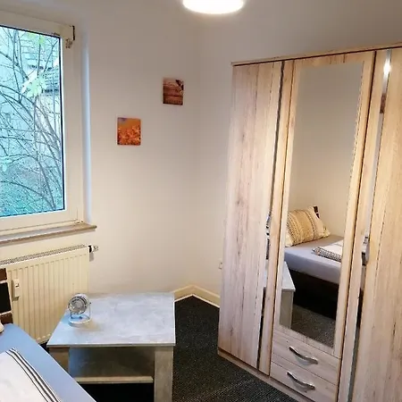 Mit Zwei Einzelbetten- Zwei Schlafzimmer -monteurswohnung - Fur Dienstreisende - Zentral An Der A1 Und 59 * Leverkusen