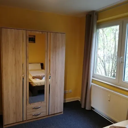 Mit Zwei Einzelbetten- Zwei Schlafzimmer -monteurswohnung - Fur Dienstreisende - Zentral An Der A1 Und 59 Appartement Leverkusen
